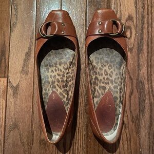 JESSICA SIMPSON WOMEN’S BUCKLE STYLE FLATS